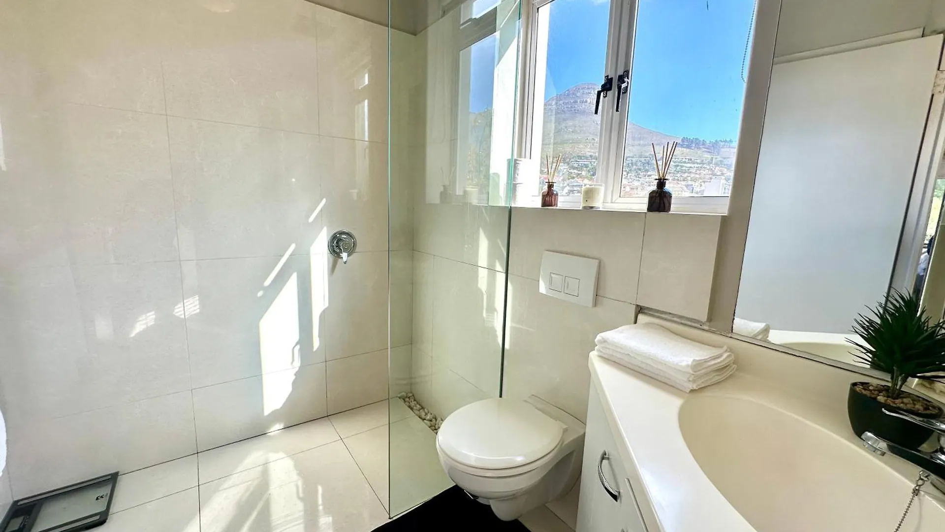 Breathtaking Table Mountain View Apartment In The Heart Of Gardens Città del Capo